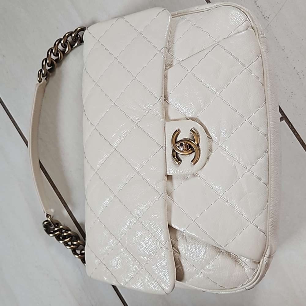 CHANEL 14S Flap Bag Crossbody Cream Leather Gold Chain CC Logo w/Box + Card - Picture 7 of 16